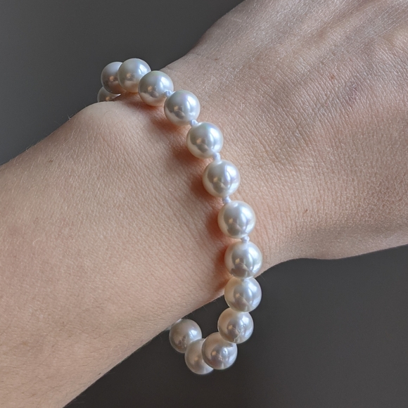 White Seashell Pearls Bracelet & Silver - Picture 2 of 2